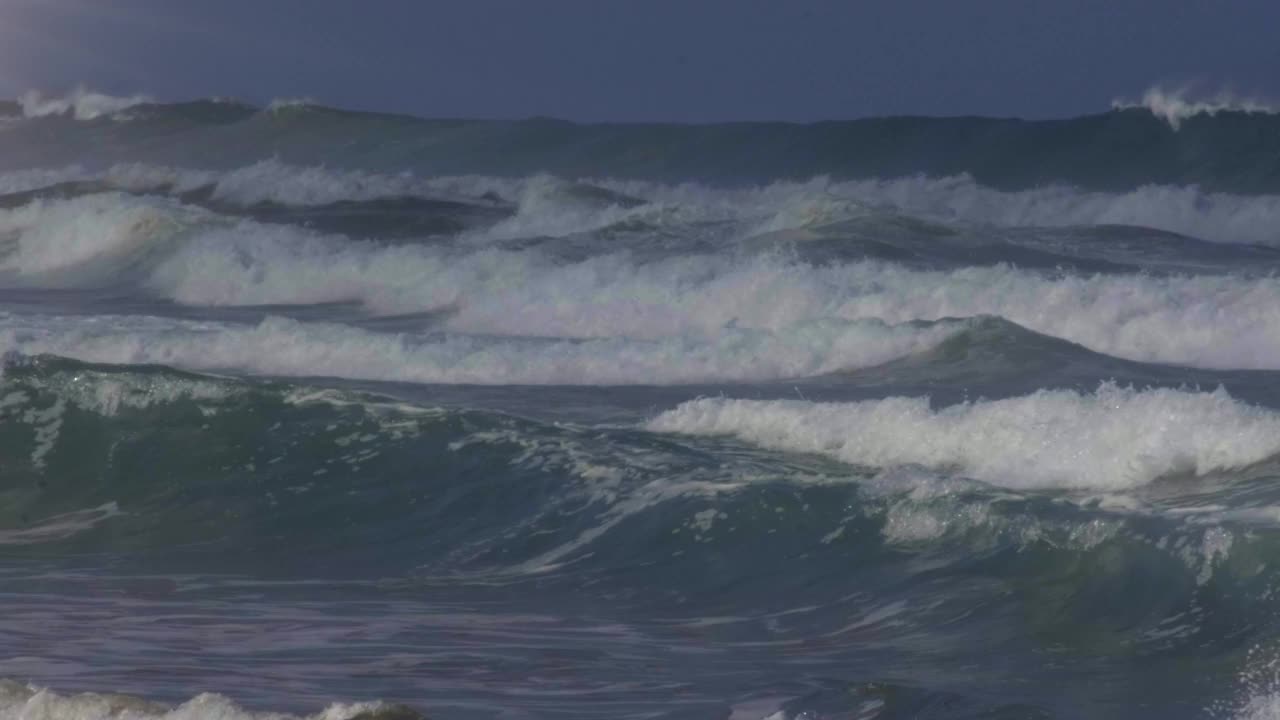 巨浪冲向海岸视频素材