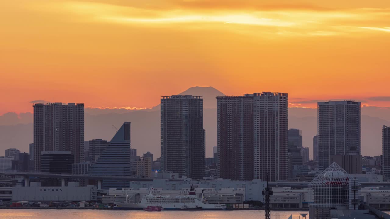 富士山的东京鸟瞰图，日本的日落。4K时间间隔。视频素材