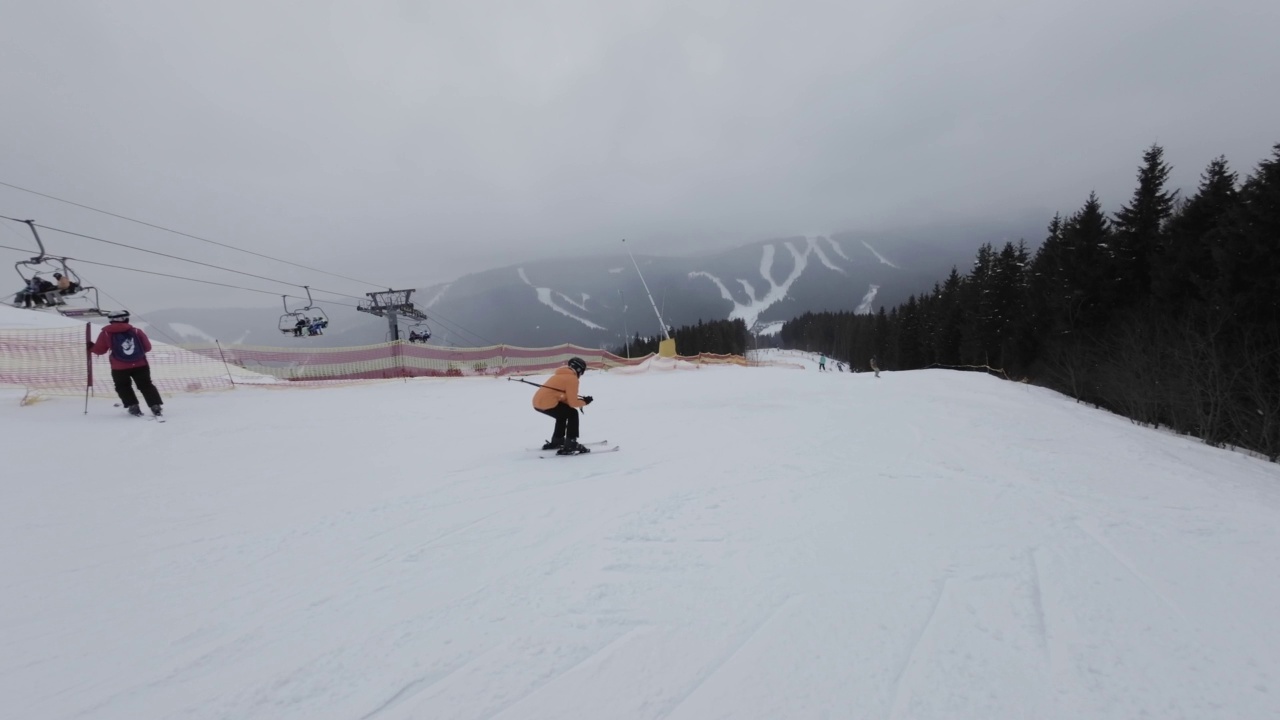 滑雪者在滑雪坡上。慢动作视频素材