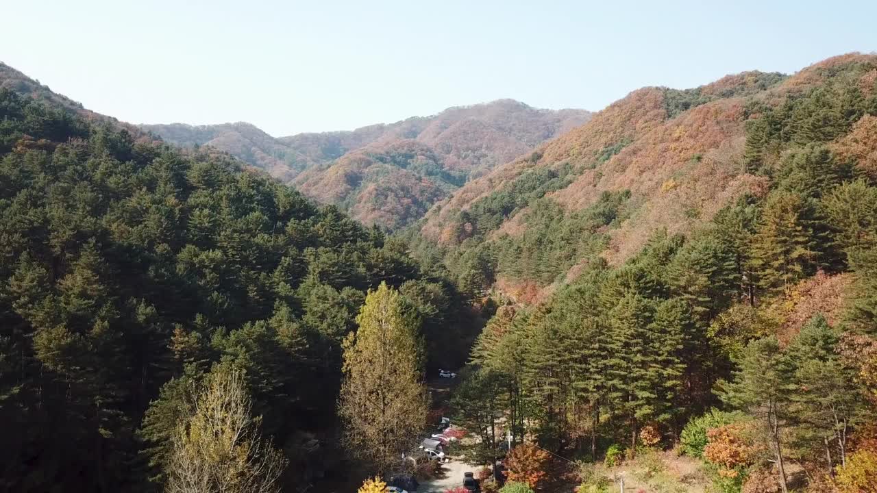 韩国京畿道宝川市和东豆川市的粟山山脊的秋天景色视频素材