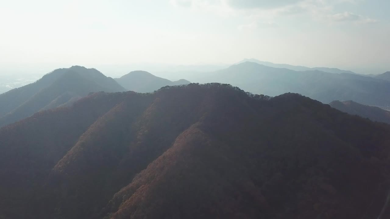 韩国京畿道宝川市和东豆川市的粟山山脊的秋天景色视频素材