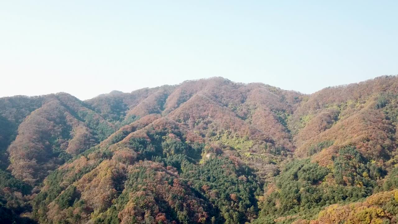 韩国京畿道宝川市和东豆川市的粟山山脊的秋天景色视频素材