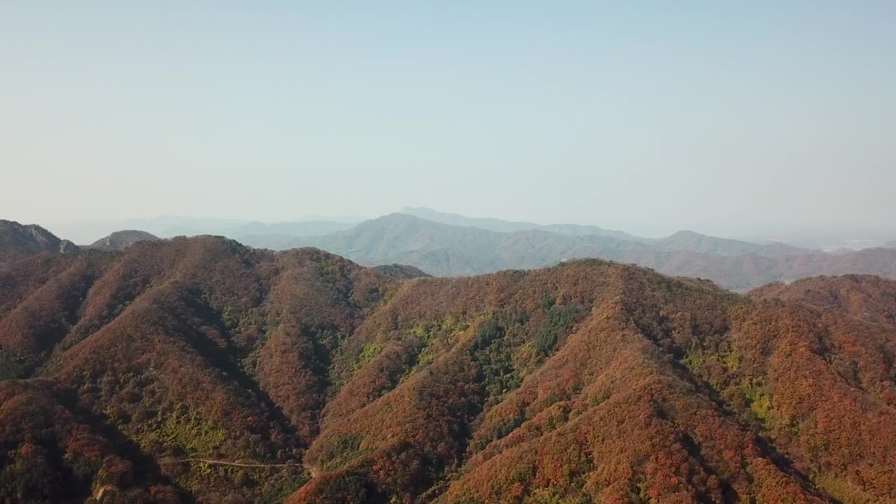 韩国京畿道宝川市和东豆川市的粟山山脊的秋天景色视频素材