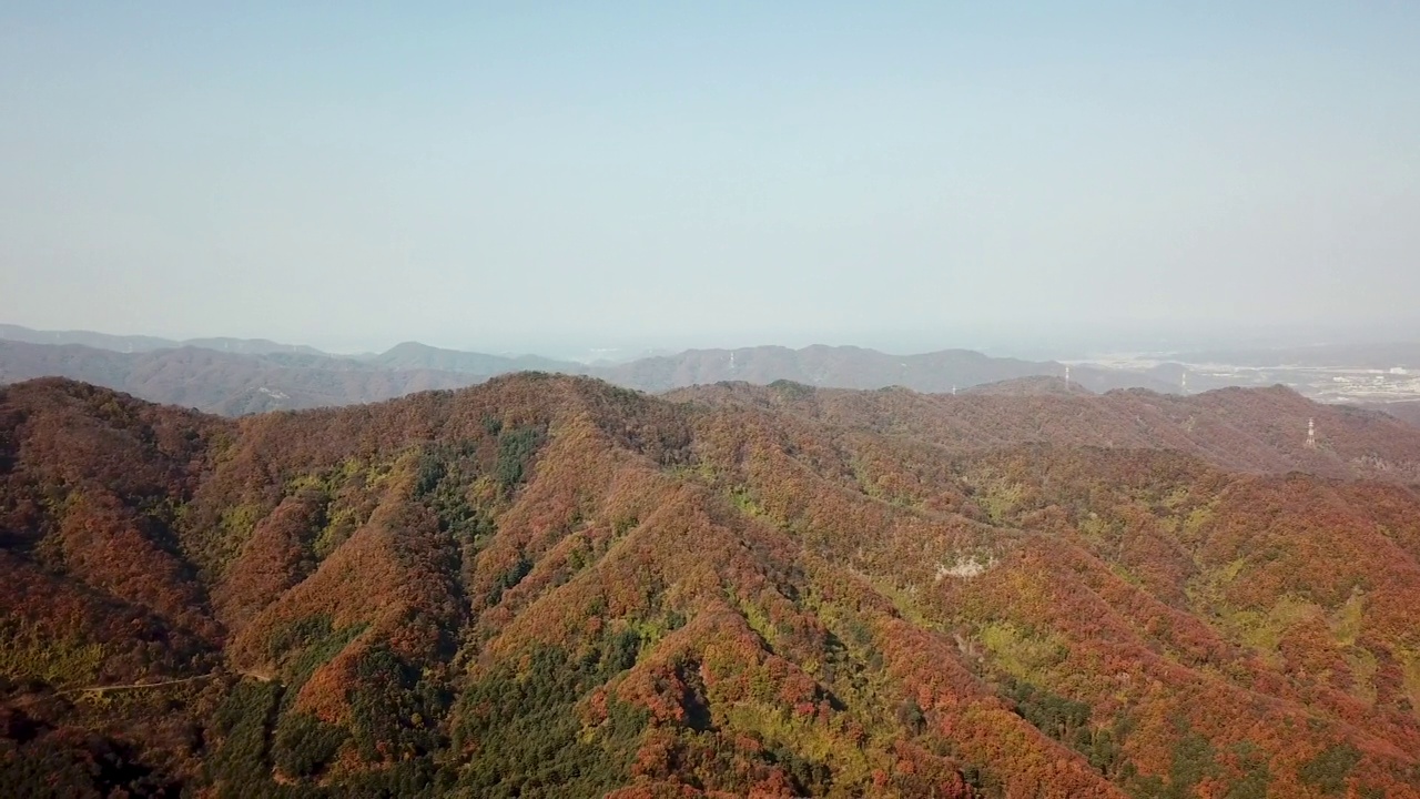 韩国京畿道宝川市和东豆川市的粟山山脊的秋天景色视频素材