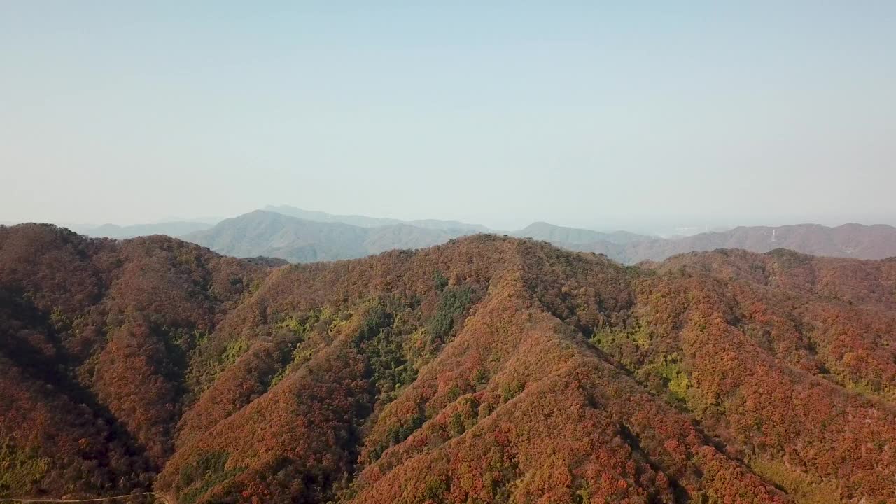 韩国京畿道宝川市和东豆川市的粟山山脊的秋天景色视频素材