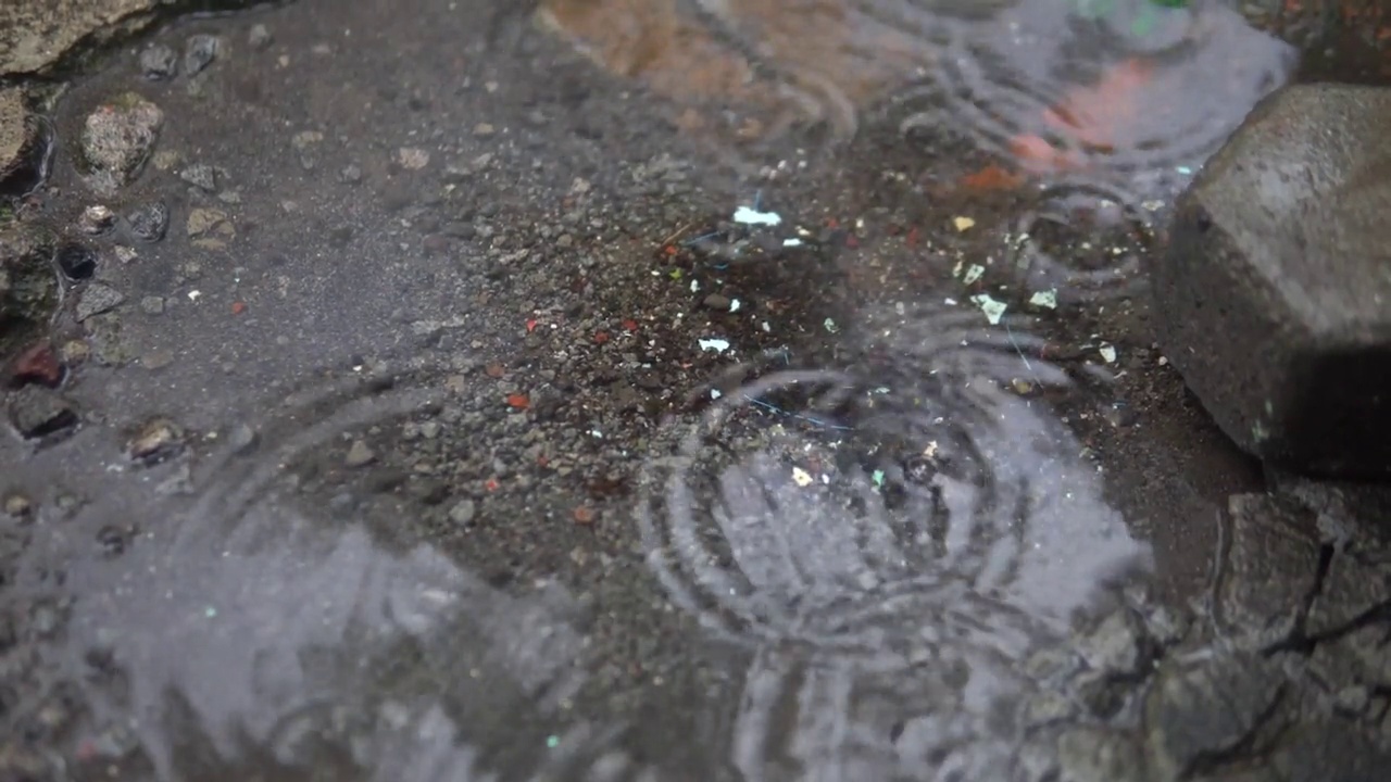 雨滴落在水坑上很有美感视频素材