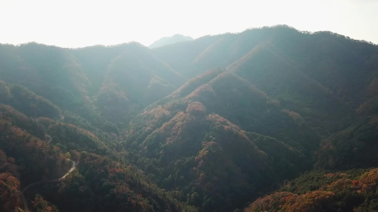 韩国京畿道宝川市和东豆川市的粟山山脊的秋天景色视频素材