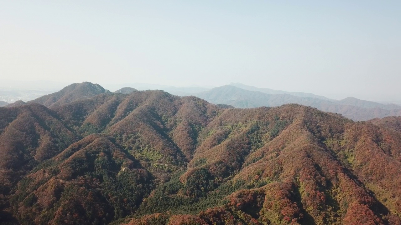 韩国京畿道宝川市和东豆川市的粟山山脊的秋天景色视频素材