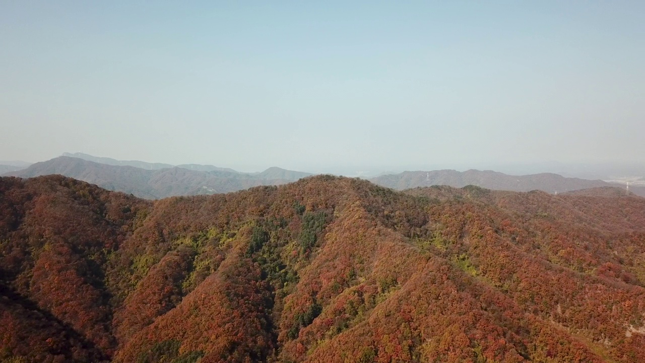 韩国京畿道宝川市和东豆川市的粟山山脊的秋天景色视频素材