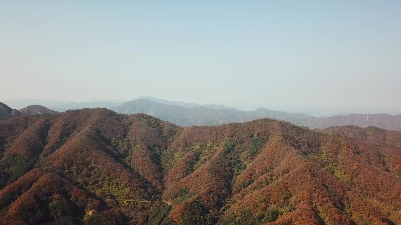 韩国京畿道宝川市和东豆川市的粟山山脊的秋天景色视频素材