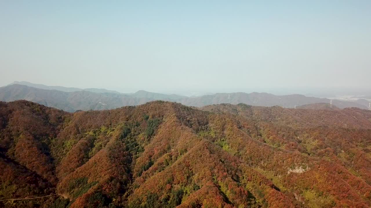 韩国京畿道宝川市和东豆川市的粟山山脊的秋天景色视频素材