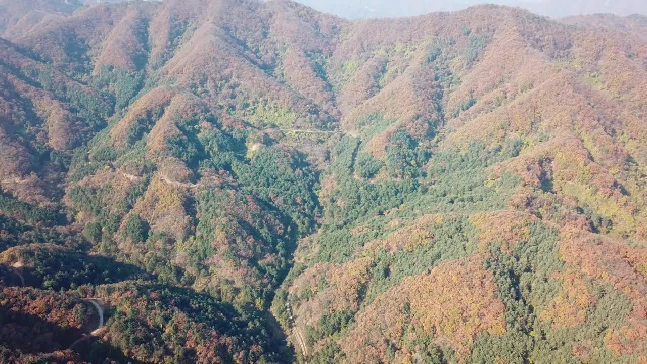 韩国京畿道宝川市和东豆川市的粟山山脊的秋天景色视频素材