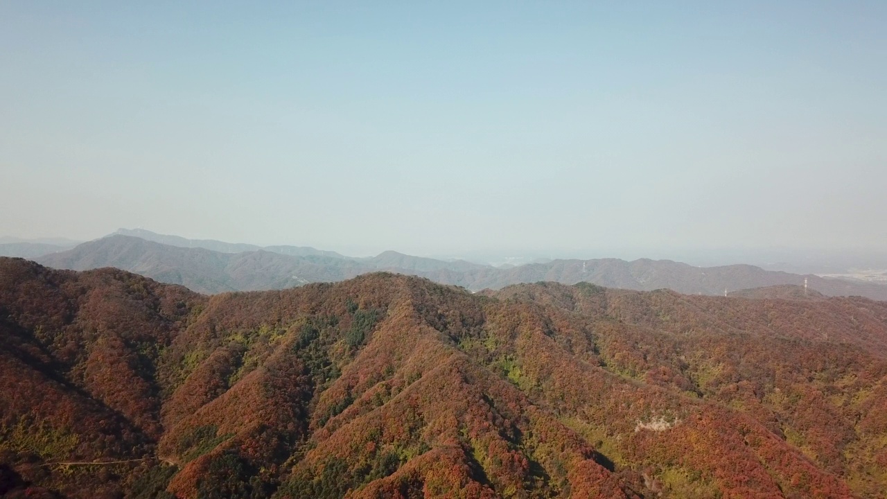 韩国京畿道宝川市和东豆川市的粟山山脊的秋天景色视频素材