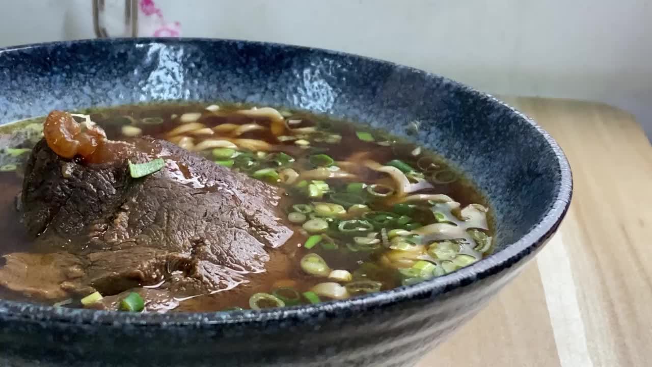 台湾传统牛肉面汤视频素材