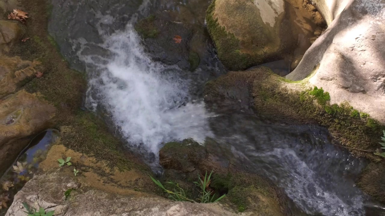 河水流过岩石视频素材