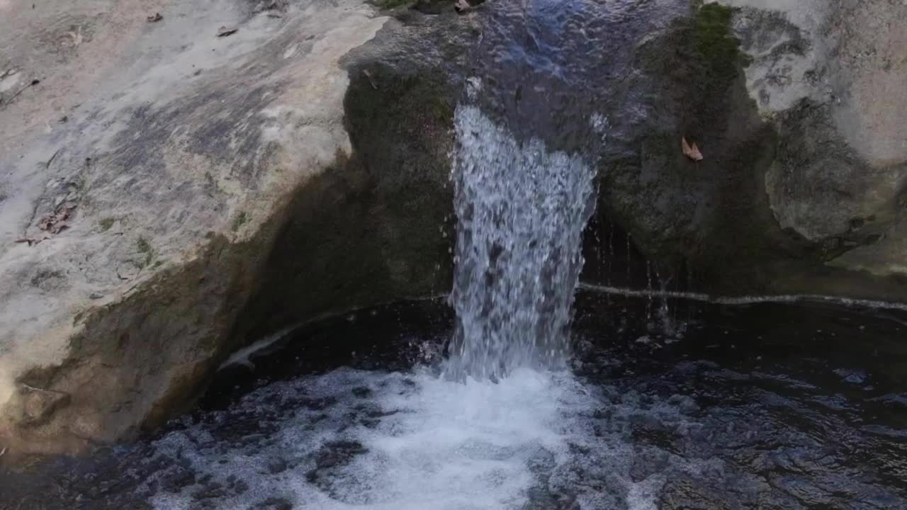 河水流过岩石视频素材