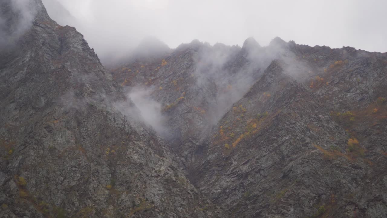 在印度喜马偕尔邦拉豪尔斯皮提地区的坦迪，暴风雨天气期间山顶周围的雾4K拍摄。云在山顶上翻滚。自然背景。视频素材