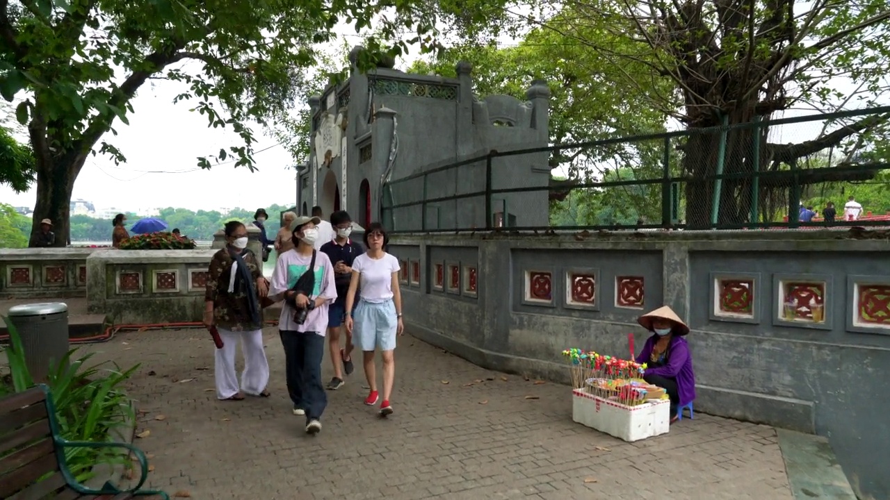 越南河内Ngoc Son寺庙外的小贩视频素材