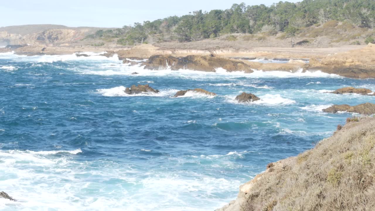 悬崖峭壁，海滩，Lobos点，加利福尼亚海岸。波崩溃。视频素材