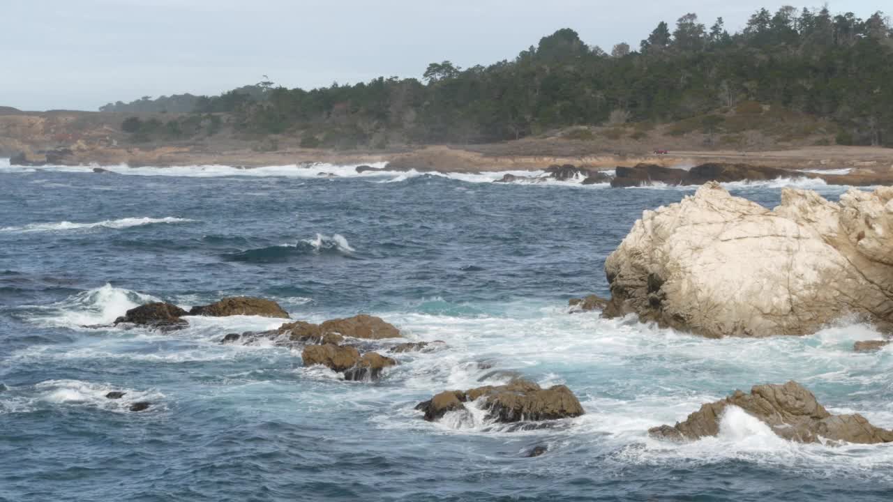 悬崖峭壁，海滩，Lobos点，加利福尼亚海岸。波崩溃。视频素材