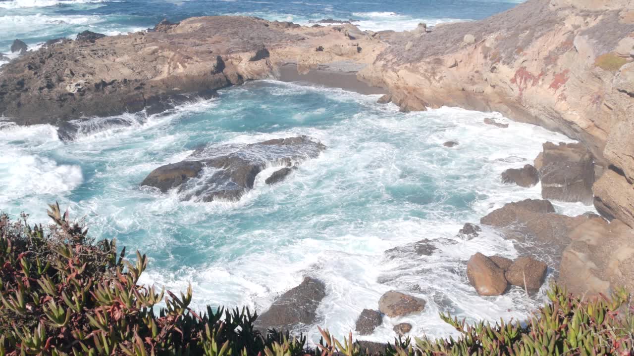 悬崖峭壁，海滩，Lobos点，加利福尼亚海岸。波崩溃。视频素材