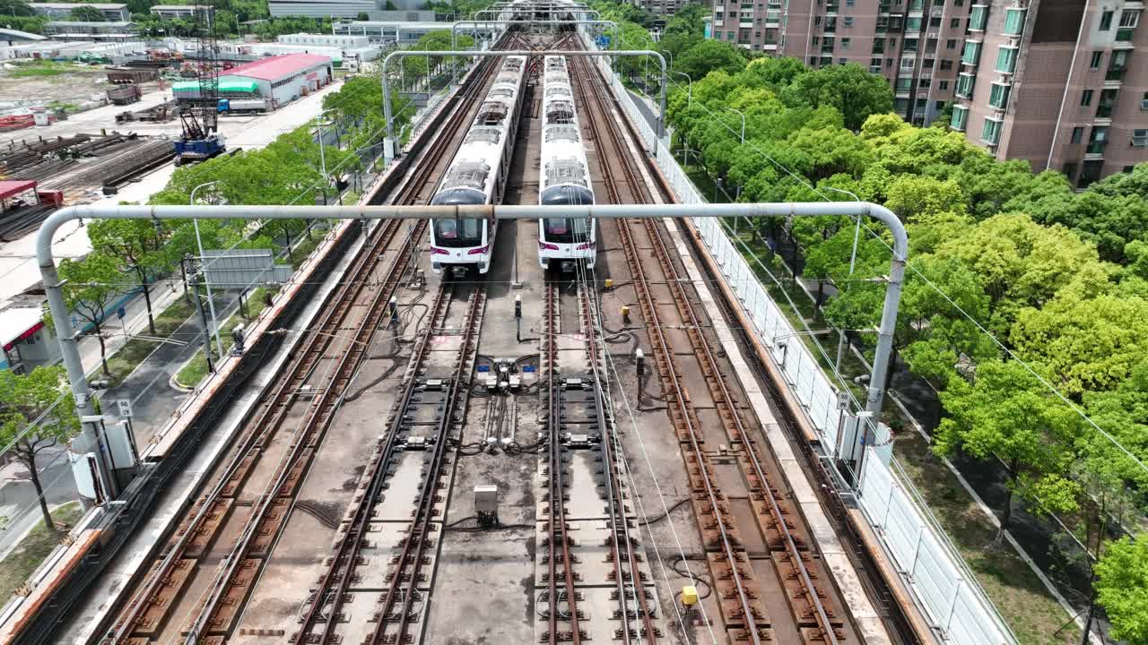 户外的地铁站和城里的火车。无人机鸟瞰图视频素材