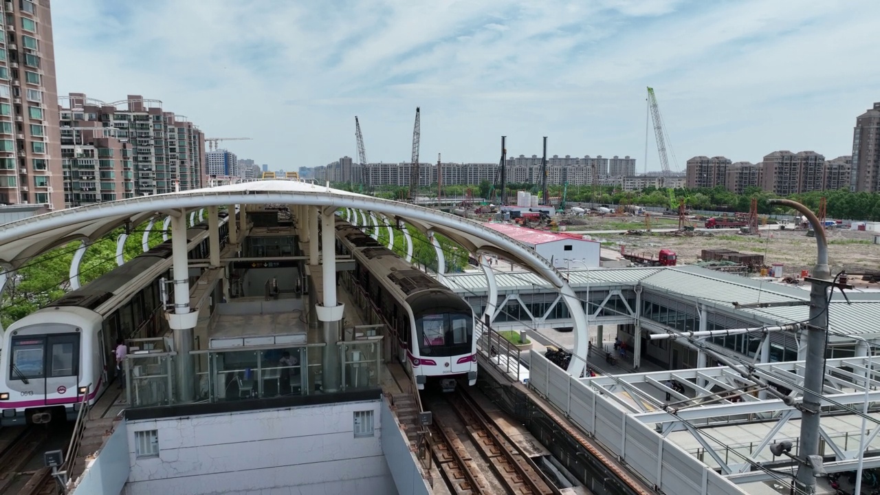 户外的地铁站和城里的火车。无人机鸟瞰图视频素材