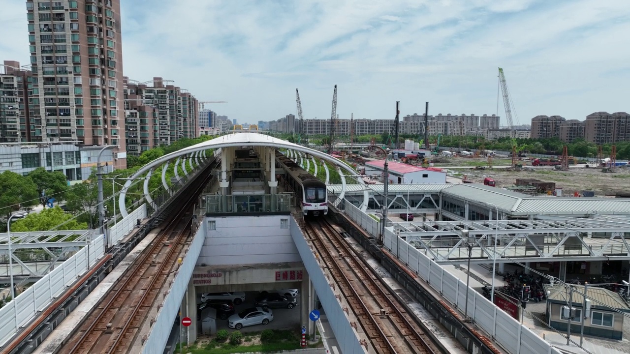 户外的地铁站和城里的火车。无人机鸟瞰图视频素材