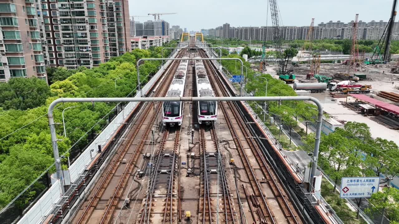 户外的地铁站和城里的火车。无人机鸟瞰图视频素材