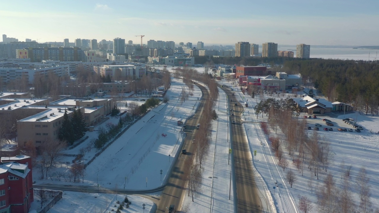 冬天的城市景观，街道上的汽车和公寓楼视频素材