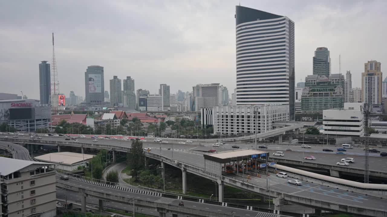 泰国曼谷日出高峰期，高速公路中央商务区rama 9 Asoke路视频素材