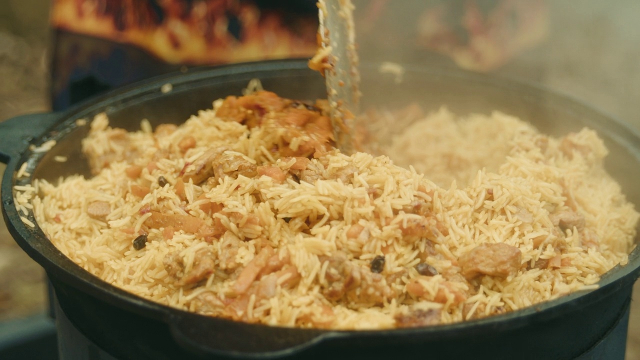 用大锅煮肉饭。视频素材