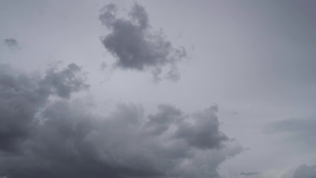 时间流逝暗灰色的雷云。戏剧性的天空。在黑暗中照明，阴天视频素材