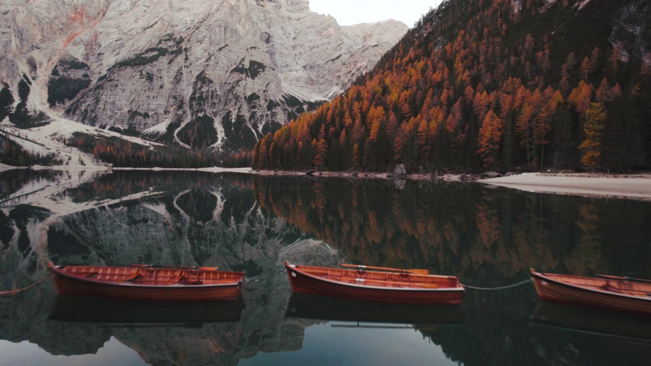 4K秋季无人机空中拉戈di Braies Pragser Wildsee白云石意大利2022视频素材