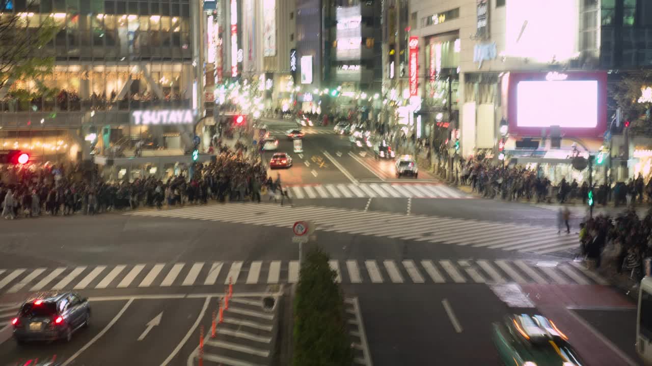 涩谷斑马线与拥挤的人群和汽车交通运输交叉路口。东京旅游景点地标，日本旅游视频素材