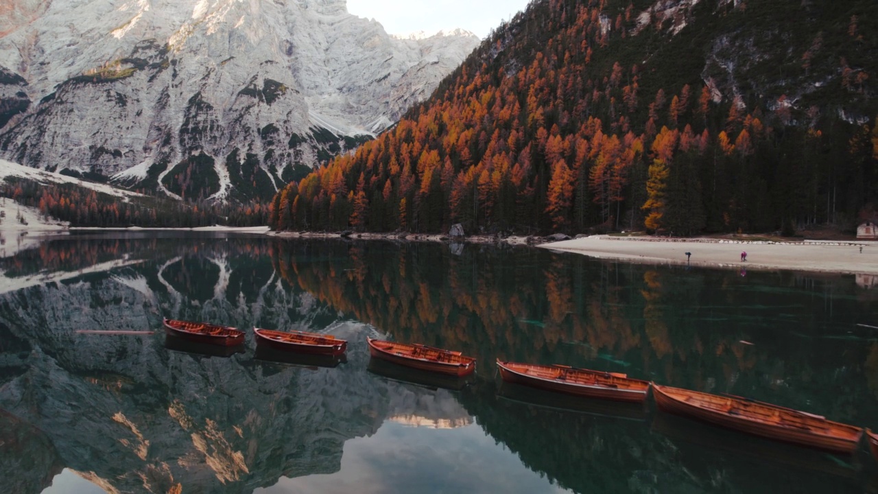 4K秋季无人机空中拉戈di Braies Pragser Wildsee白云石意大利2022视频素材