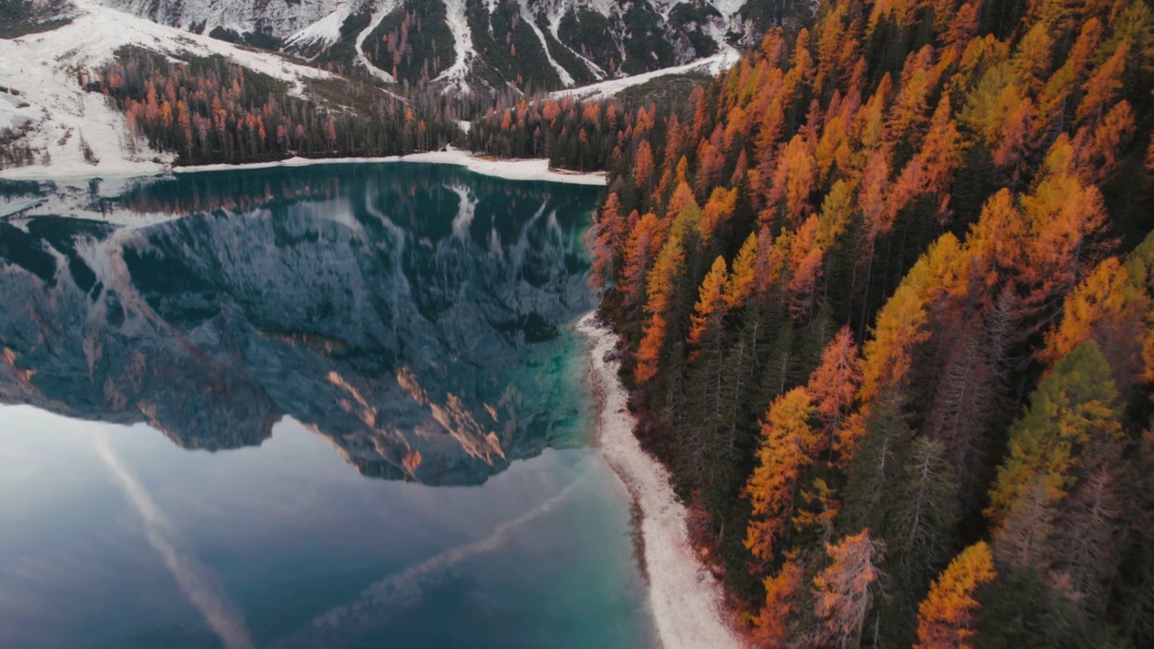 4K秋季无人机空中拉戈di Braies Pragser Wildsee白云石意大利2022视频素材