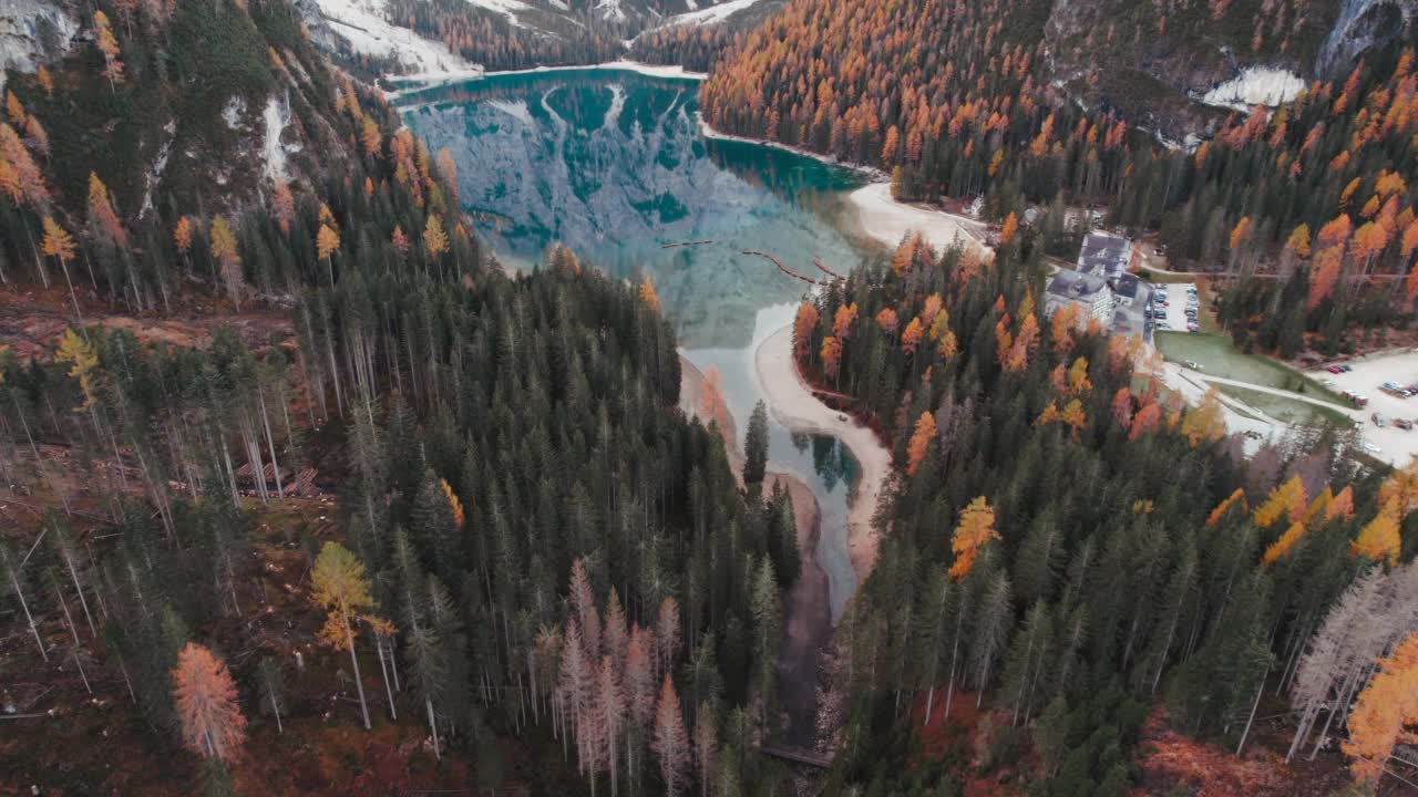 4K秋季无人机空中拉戈di Braies Pragser Wildsee白云石意大利2022视频素材