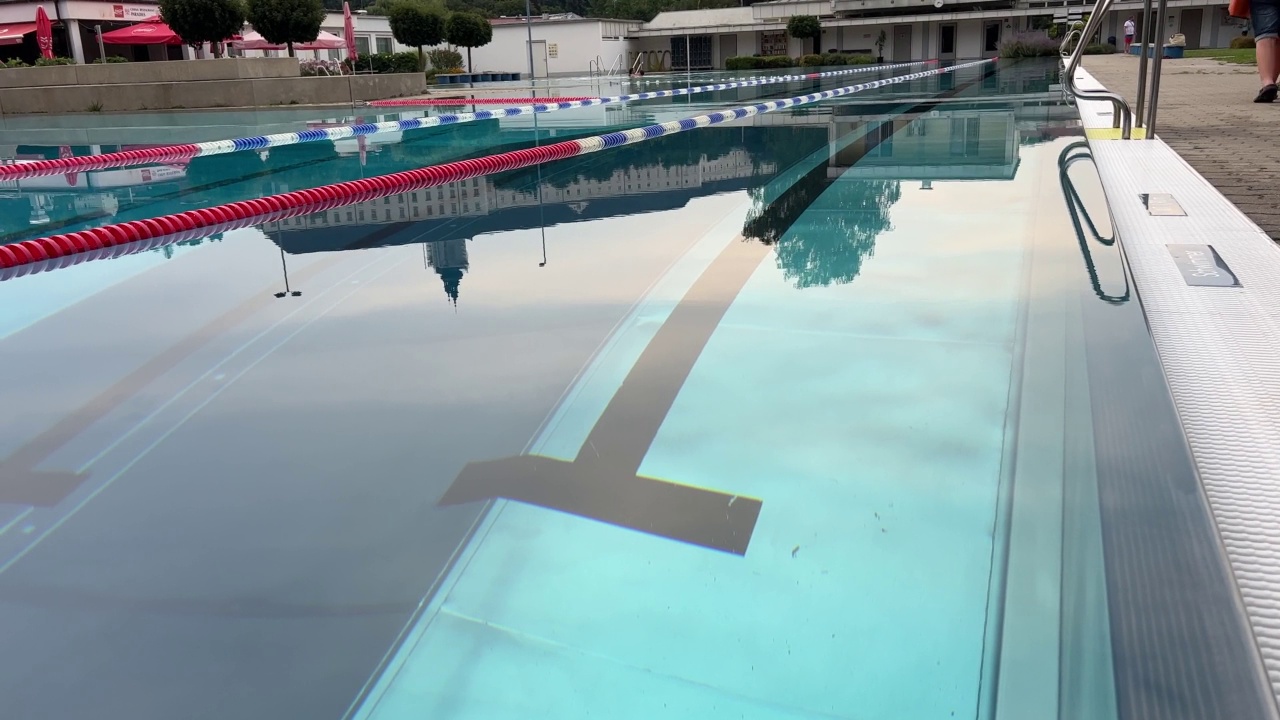 室外游泳池的泳道视频素材