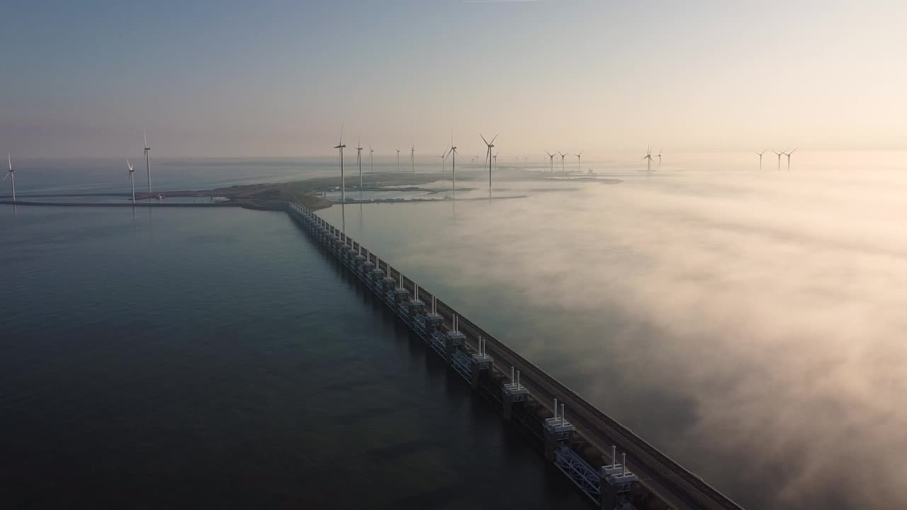 荷兰的Oosterschelde大坝在日出时雾蒙蒙的早晨。视频下载