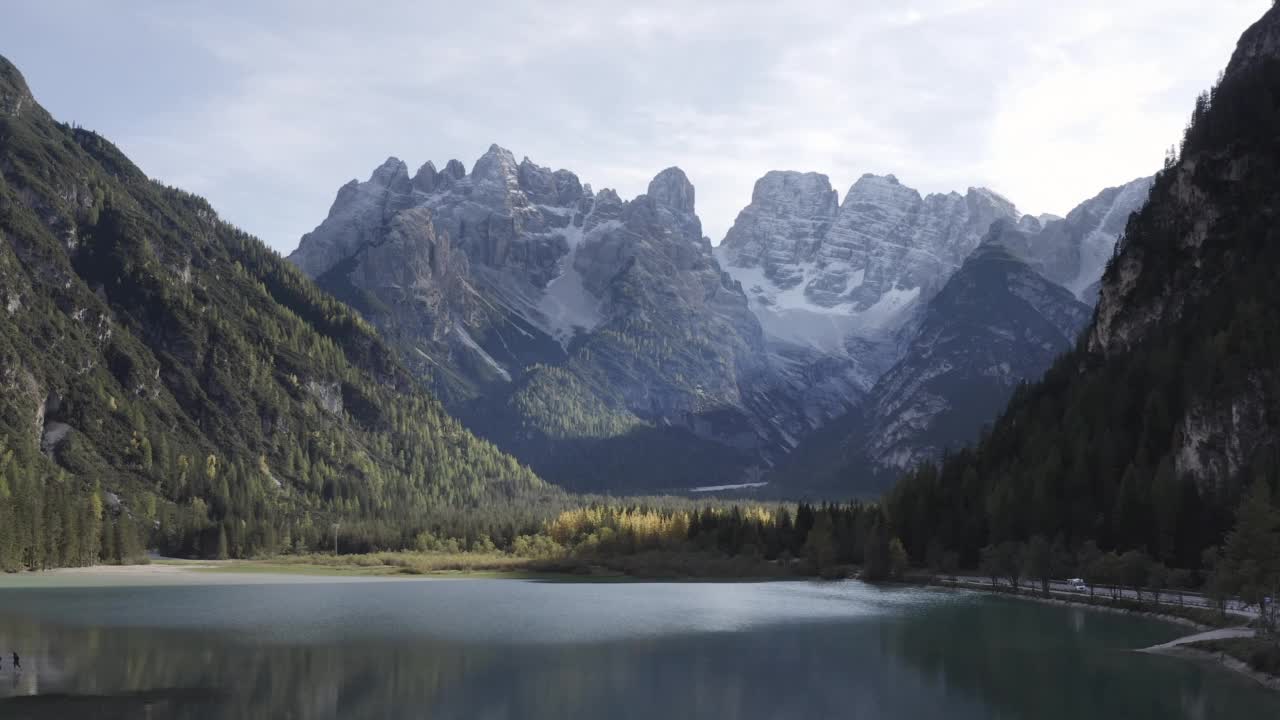 德雷诺斯(Lago on Landro)和Cristallo山山丘视频素材