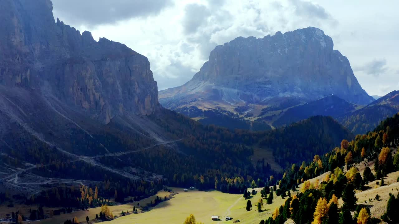 从Gardena Pass看Dolomites山的Sella Group和Langkofel山(Passo Gardena, Grödnerjoch, Groednerjoch, Grodnerjoch)视频素材