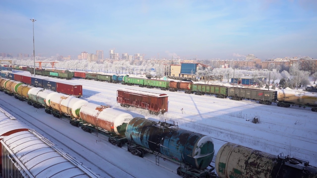 大量的货车、汽车和火车停放在分拣码头。概念货物交付，燃料，粮食，石油，运输危机。前视图。广角。冬天视频素材