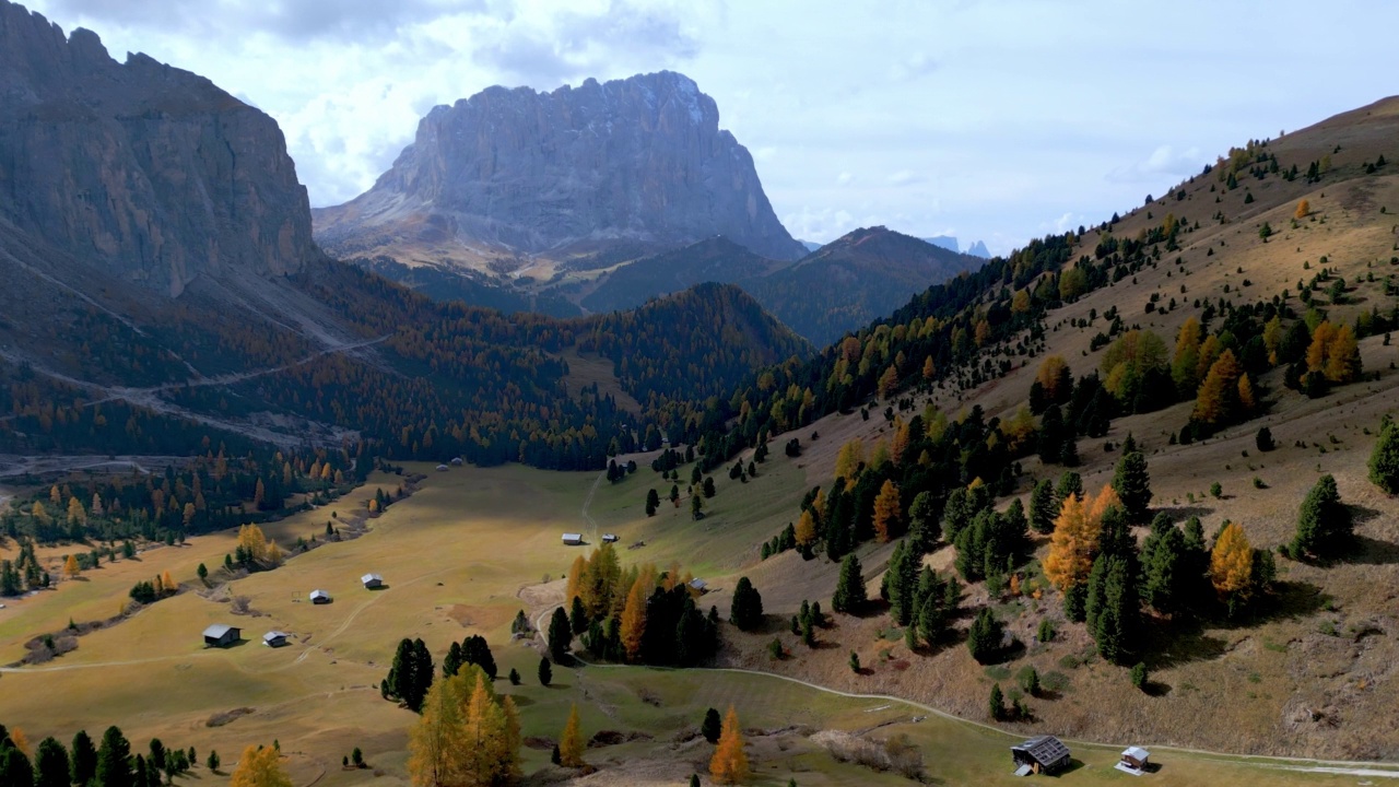 从Gardena Pass看Dolomites山的Sella Group和Langkofel山(Passo Gardena, Grödnerjoch, Groednerjoch, Grodnerjoch)视频素材