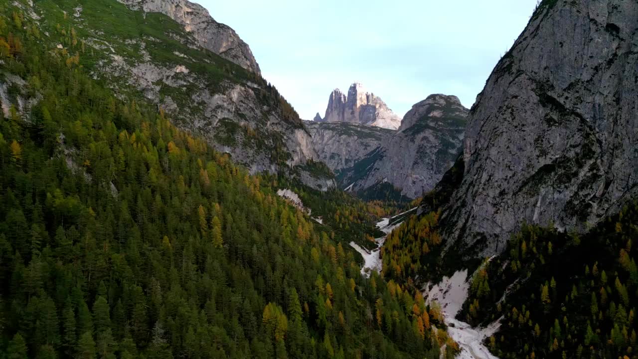 来自西北部的Drei Zinnen (Tre Cime di Lavaredo)山视频素材