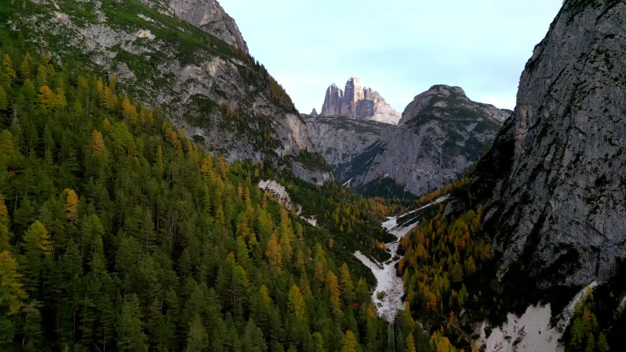 来自西北部的Drei Zinnen (Tre Cime di Lavaredo)山视频素材