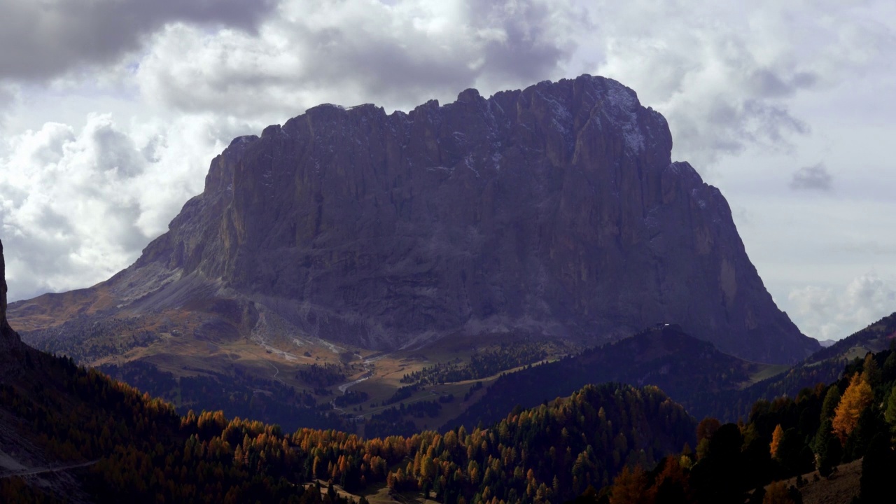 从Gardena Pass看白云石山的朗科费尔山(Passo Gardena, Grödnerjoch, Groednerjoch, Grodnerjoch)视频素材