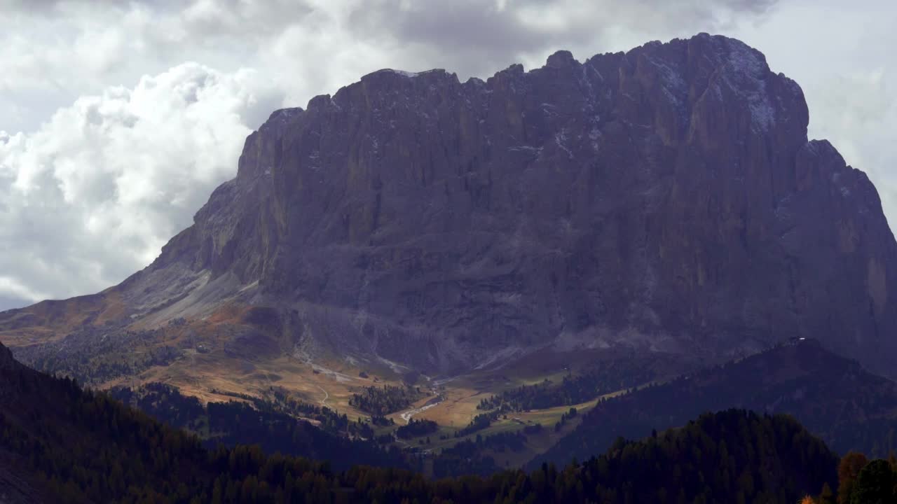 从Gardena Pass看白云石山的朗科费尔山(Passo Gardena, Grödnerjoch, Groednerjoch, Grodnerjoch)视频素材