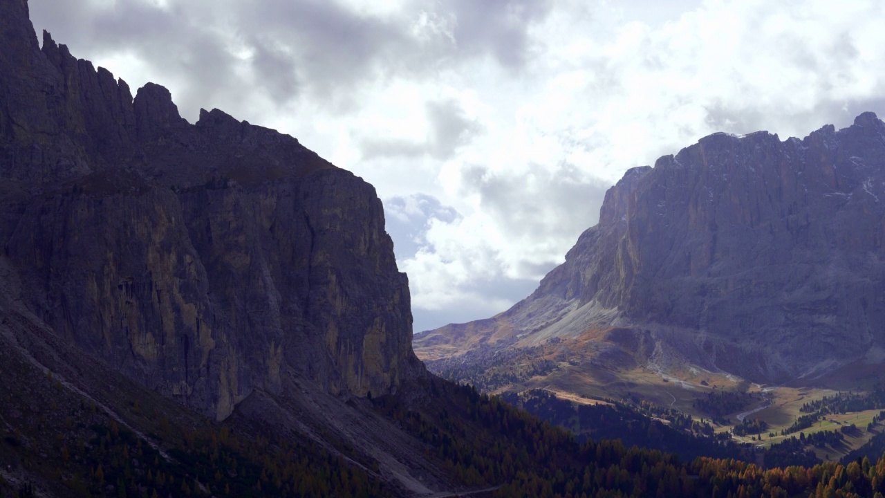 从Gardena Pass看Dolomites山的Sella Group和Langkofel山(Passo Gardena, Grödnerjoch, Groednerjoch, Grodnerjoch)视频素材