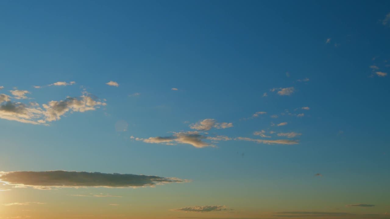 日落时的夜空有不同的深浅。美丽浪漫，色彩丰富的天空，明亮的渐变颜色。间隔拍摄。视频素材